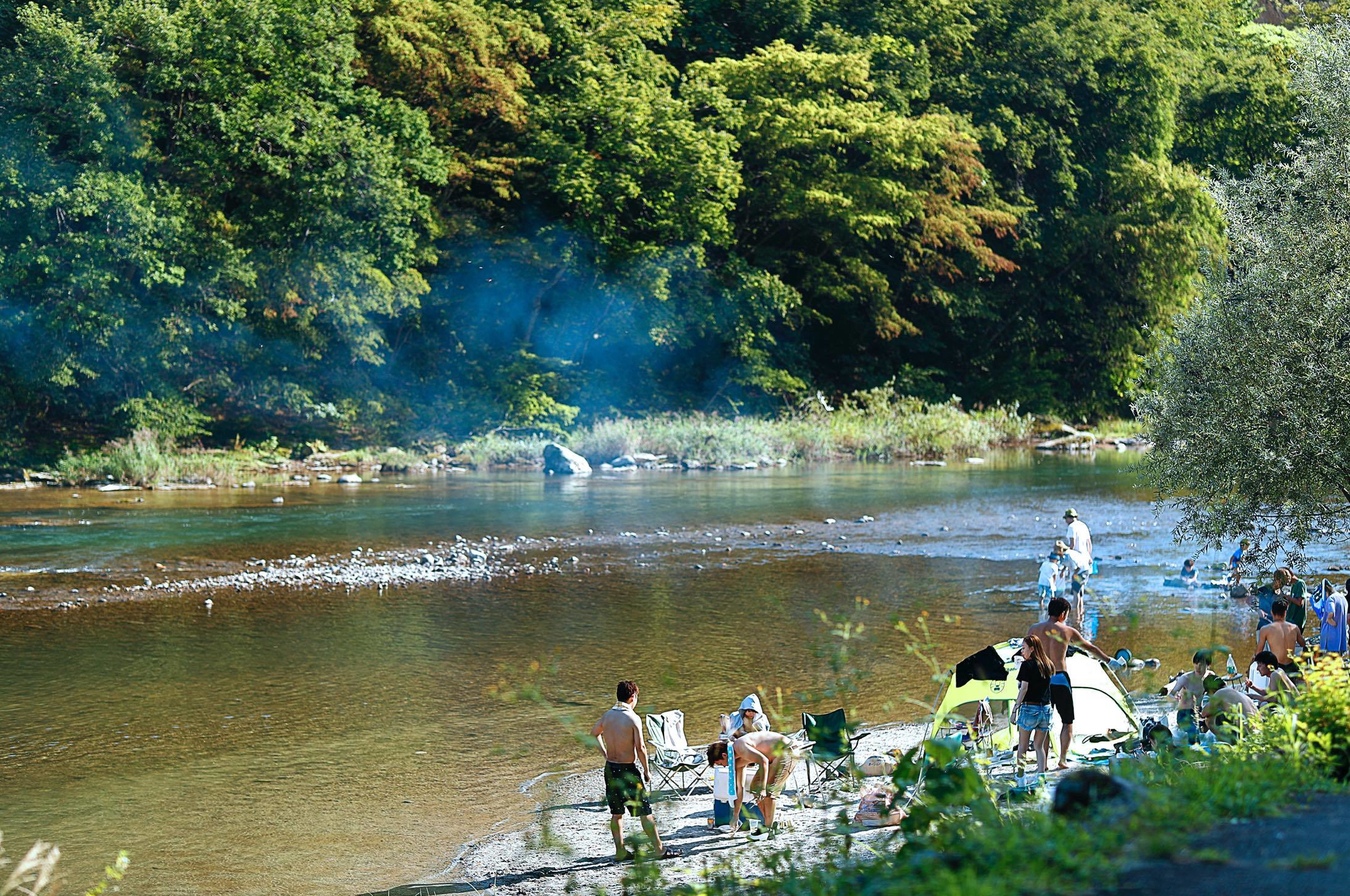 河原での水遊び③